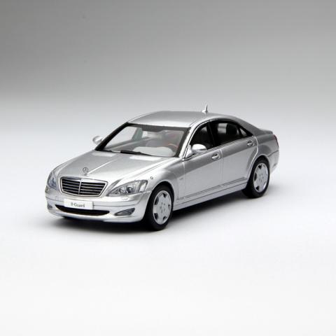 京商 1:43 梅赛德斯·奔驰 S600 (V221) 防弹车 合金仿真静态汽车模型 银色